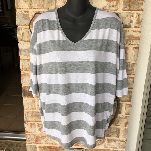 Top tshirt blouse wit Grey stripe flowey Forever21 - Picture 1 of 6